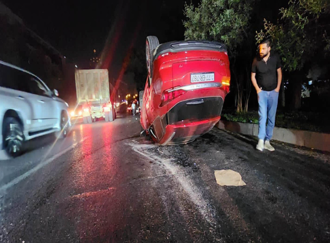 Bakıda avtomobil dayanacağa çırpılıb, xəsarət alanlar var - FOTO