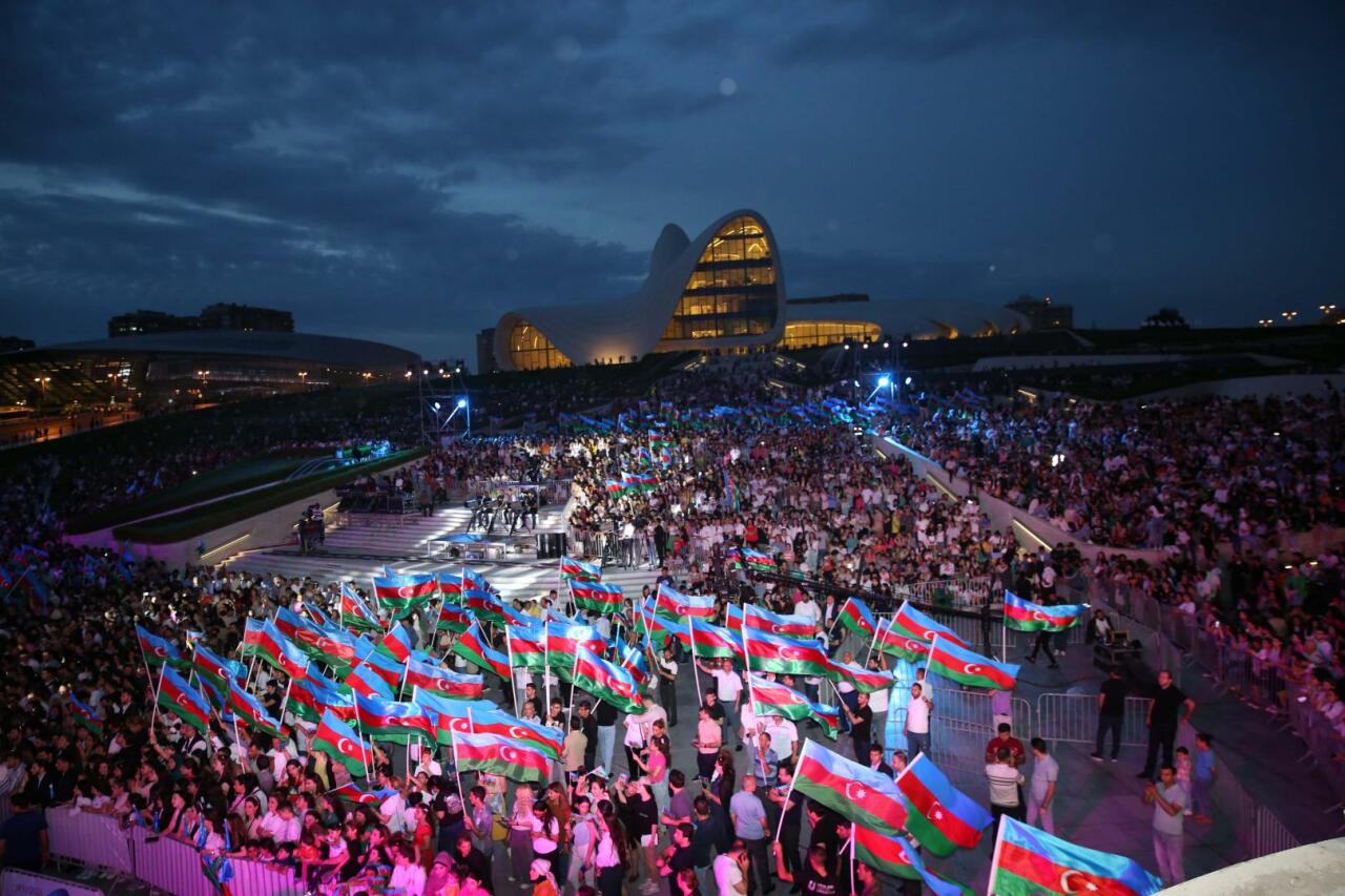 Milli Qurtuluş Günündə Heydər Əliyev Mərkəzinin parkında möhtəşəm konsert keçirilib - VİDEO - FOTO