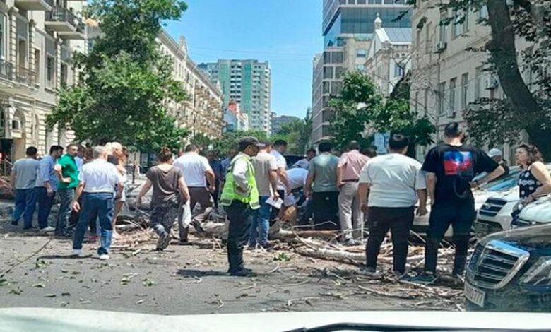 Bakının mərkəzində kişinin üstünə ağac aşdı