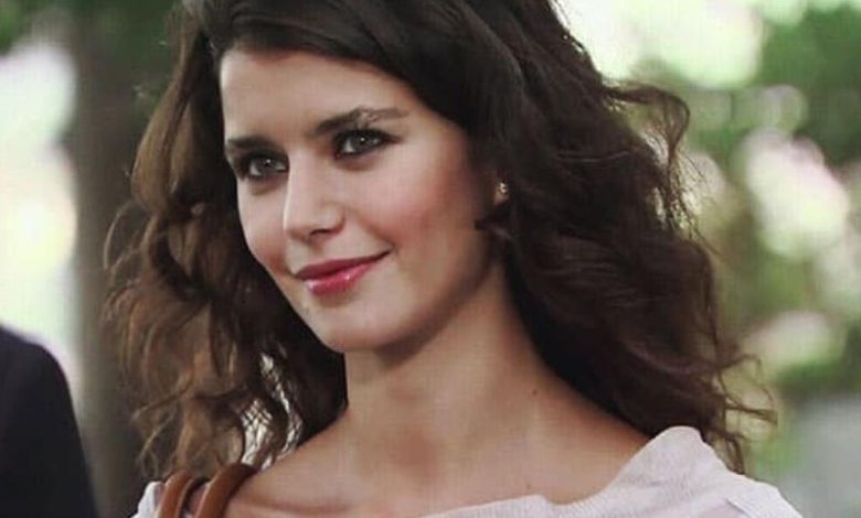 Beren Saat əlil arabasında görüntüləndi