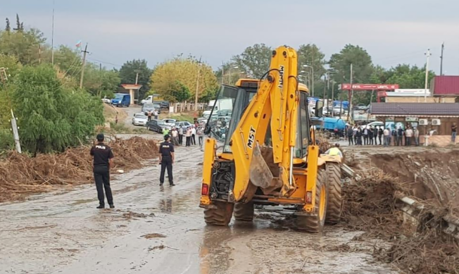 Bakı-Yevlax yolunu su basdı: Yüzlərlə avtomobil yolda qaldı - FOTO