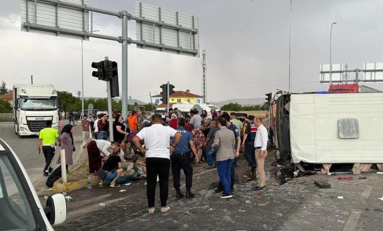 Sərnişin avtobusu yük maşını ilə toqquşdu