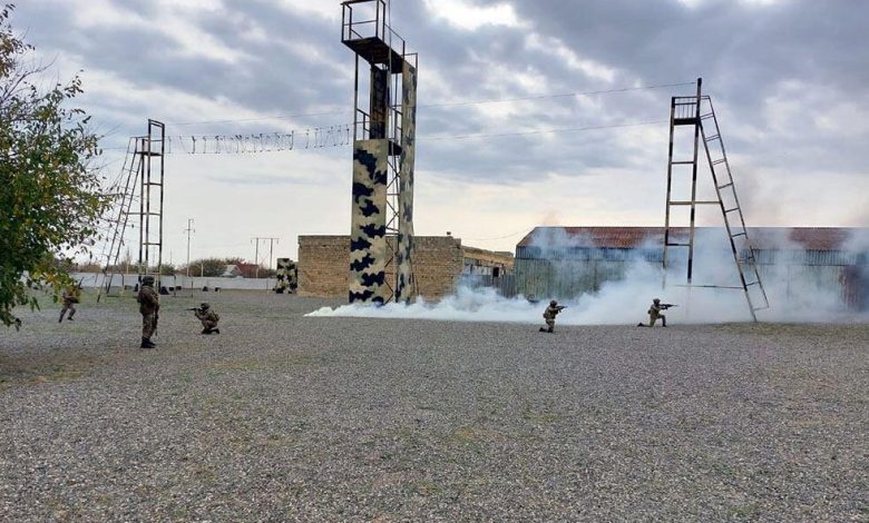 Tacikistanlı nazir Azərbaycanda hərbi hissəni ziyarət etdi