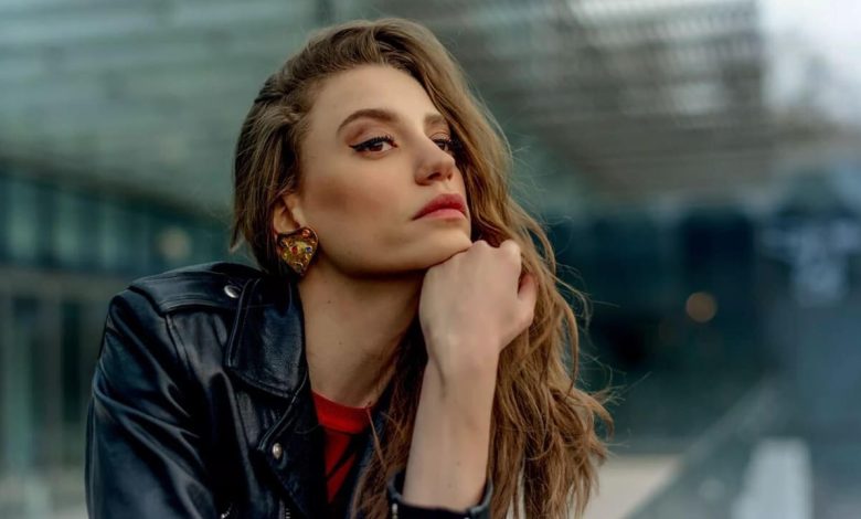 Serenay Sarıkaya bu müğənni ilə sevgilidir