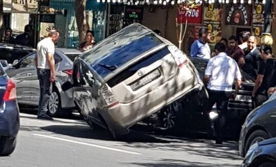 Bakıda növbəti "Prius" sərgüzəşti - Düz yolu qoyub...