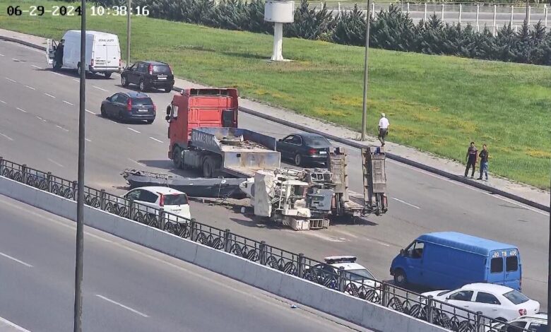 Maşının üzərindəki texnika yola aşdı