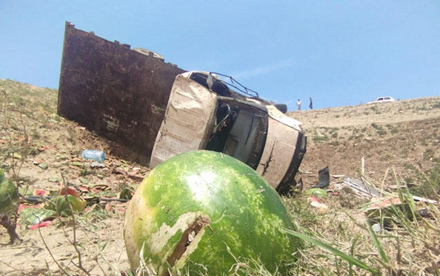 Qarpızla dolu yük maşını dərəyə aşdı - yaralı var