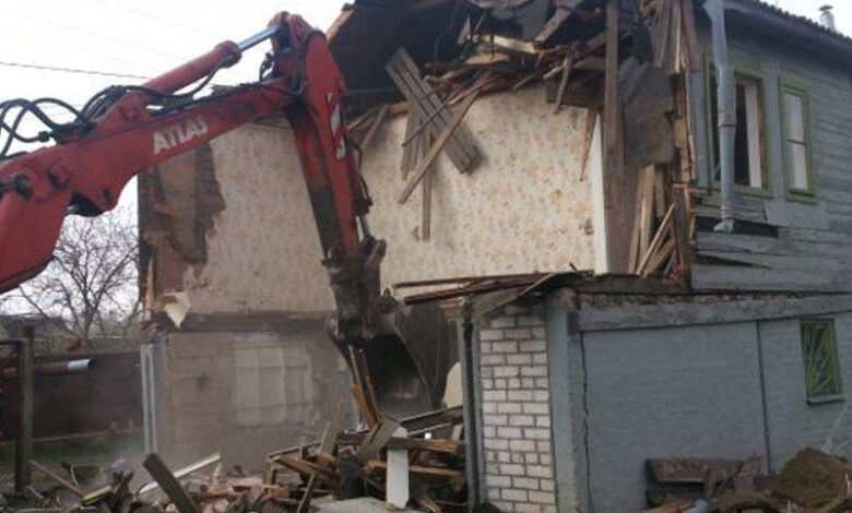 Bakıda içi dolu evi sökdülər, polis işə qarışdı