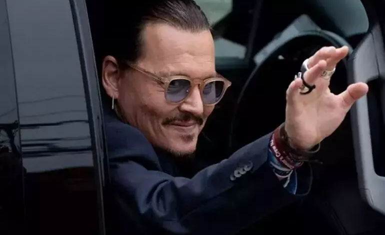 Conni Depp 33 yaş kiçik sevgilisi ilə...