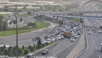 Bakıda bitum daşıyan yük maşını aşdı, maye yola dağıldı