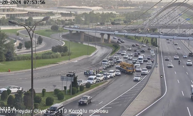 Bakıda bitum daşıyan yük maşını aşdı, maye yola dağıldı