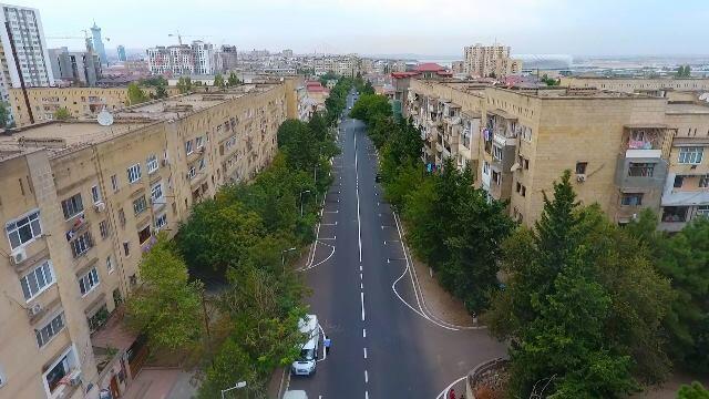 Bakıda yola qum töküb bağladılar