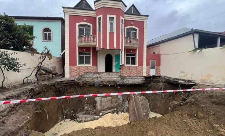 Bakıda qanunsuz tikilmiş evin altından keçən su kollektoru sıradan çıxdı