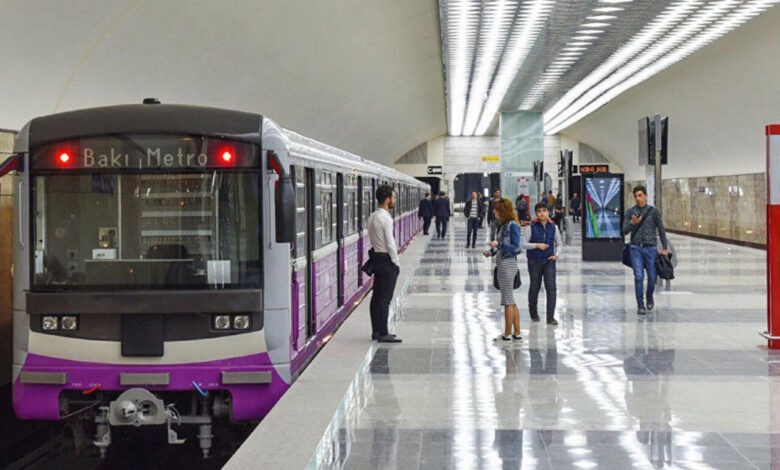 İşdən çıxarılan kanal rəhbəri metroda